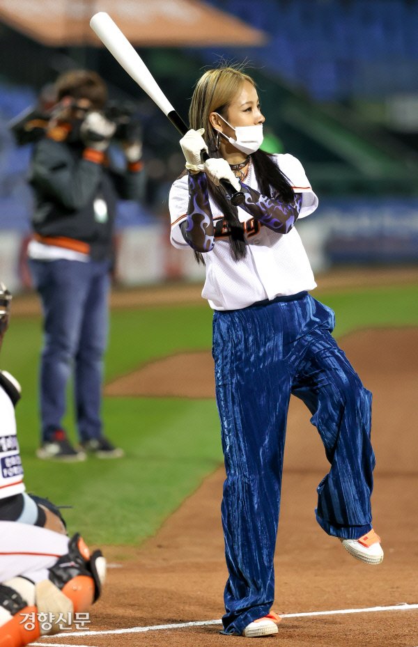 youniverse_22's tweet photo. 201029 Refund Sisters at 2020 Shinhan Bank SOL KBO League (Press Photos) - Cheon Ok @RBW_MAMAMOO
 
#환불원정대 #RefundSisters
#CheonOk #천옥 
#HwaSa #화사 
#마마무 #mamamoo https://t.co/KlvIJo5LL5