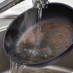 フライパンの買い換え頻度の高い人はこれをやってしまっているかも？使った後すぐに水で冷やすのはNG!