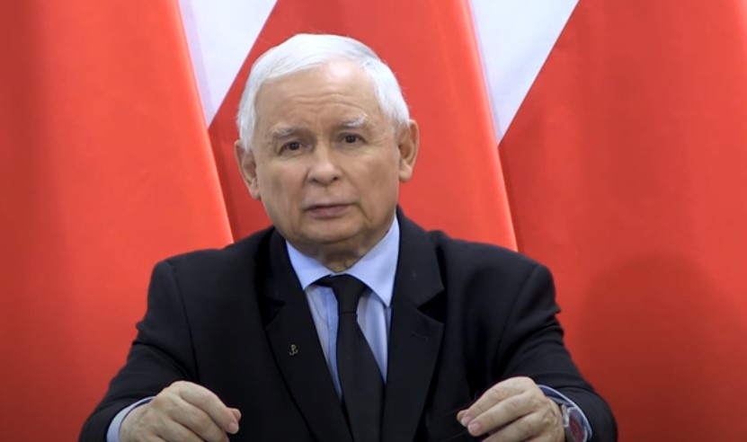 LimerykiPolit's tweet photo. Widziano wczoraj Breżniewa
Jak masy do boju zagrzewa
Wszak ladacznice
Szturmują kaplice
Wolności im się zachciewa

#Wypieradalać #StrajkKobiet #BojowkiKaczyńskiego https://t.co/ZvNqRPx4VW
