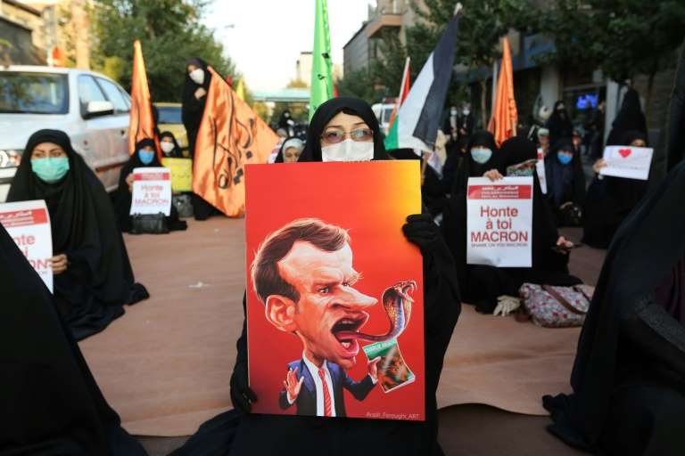  El líder supremo de Irán, Alí Jameini, ha criticado la defensa de Macron de las caricaturas de Mahoma de Charlie Hebdo. Jameini lo considera un "acto estúpido" y un "insulto" a quienes votaron por él.