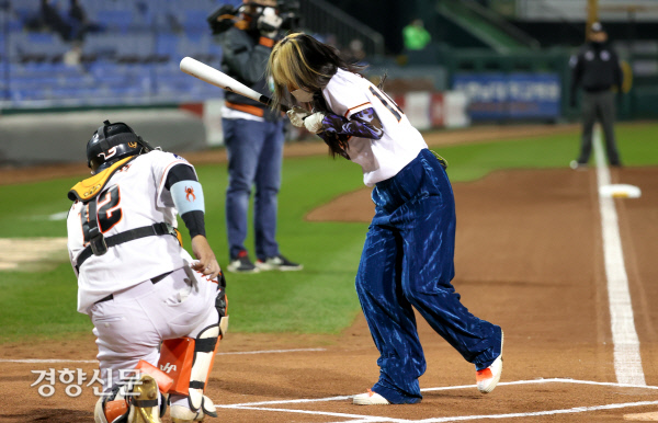 youniverse_22's tweet photo. 201029 Refund Sisters at 2020 Shinhan Bank SOL KBO League (Press Photos) - Cheon Ok  *2 @RBW_MAMAMOO
 
#환불원정대 #RefundSisters
#CheonOk #천옥 
#HwaSa #화사 
#마마무 #mamamoo https://t.co/QQatBBIouV