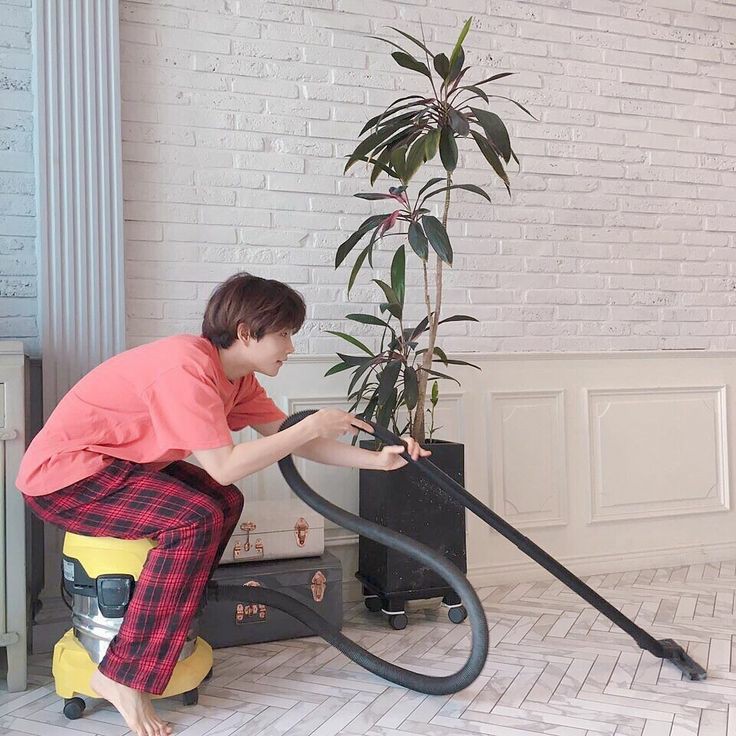 you guys decide to clean up (≧▽≦) look at him play around with the vacuum cleaner ㅋㅋㅋ