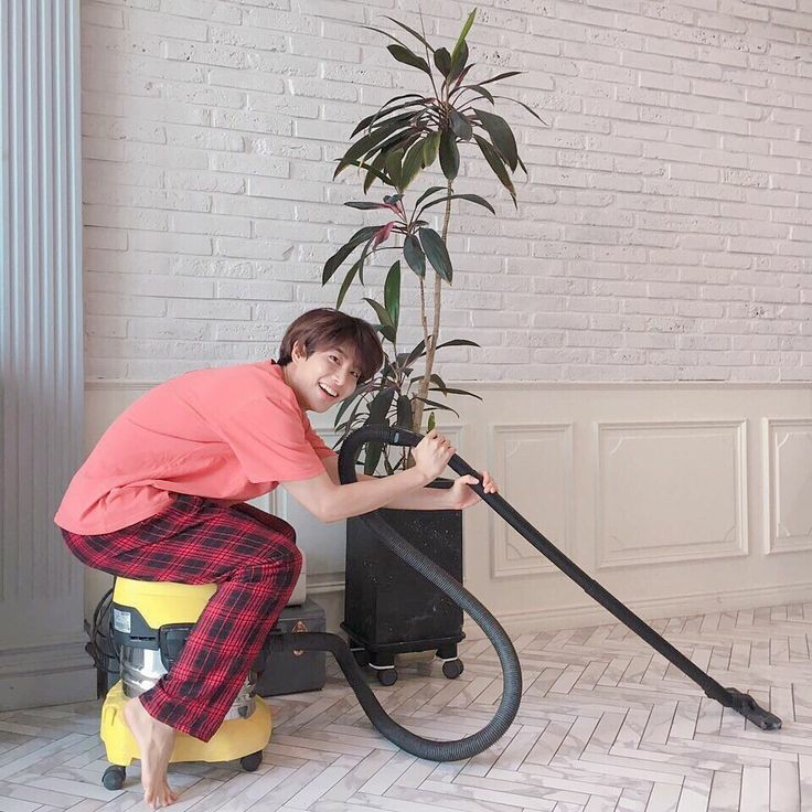 you guys decide to clean up (≧▽≦) look at him play around with the vacuum cleaner ㅋㅋㅋ