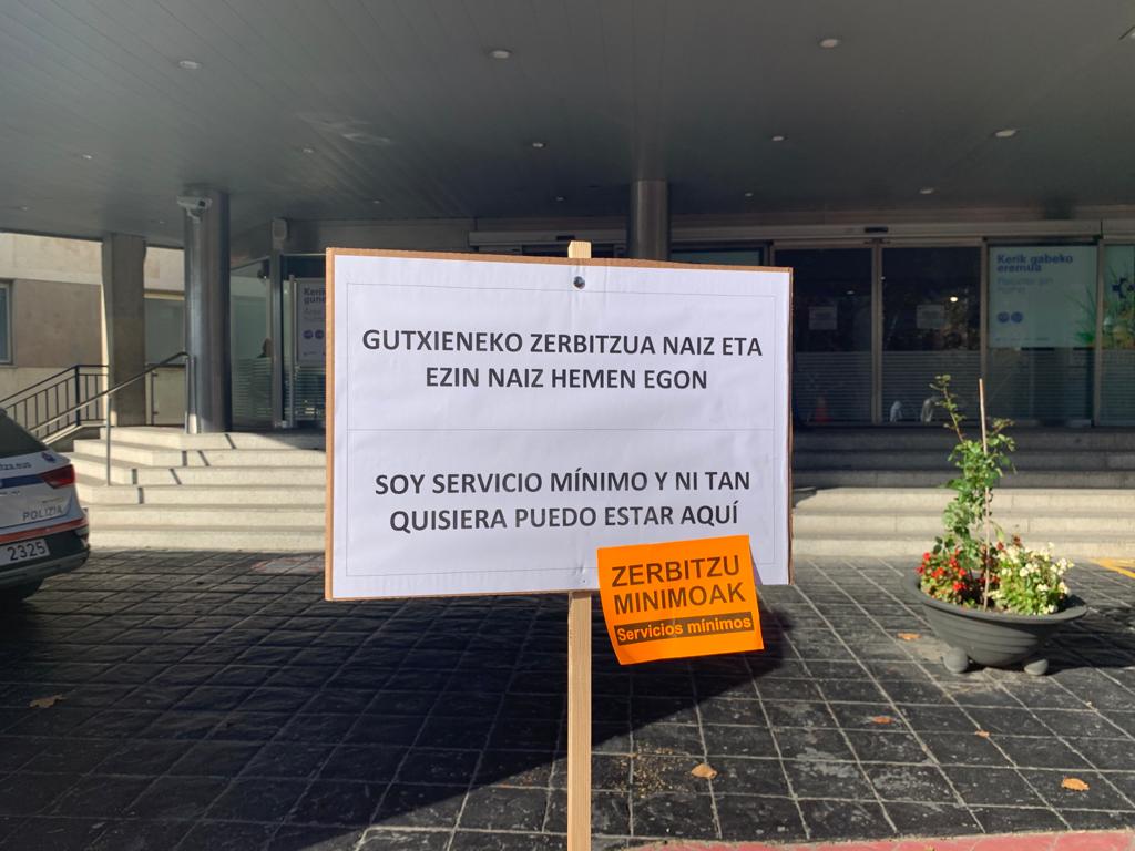 SATSE_Euskadi's tweet photo. ¡Muchos compañeros/as hoy no podrán hacer huelga, fruto de unos servicios mínimos abusivos😡! ¡No estamos todos/as! #Enfermería, #Fisioterapia ¡En huelga! #OsakidetzaEnHuelga #GrebaOsakidetzan https://t.co/eM9giJelqc