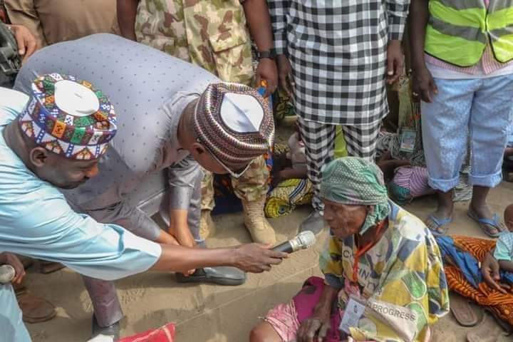 Marwansulaima15's tweet photo. #profzulum goes door to door in other to know the problem of his people,while others go door to door retrieving looted palliative food. https://t.co/KpR23QItvJ