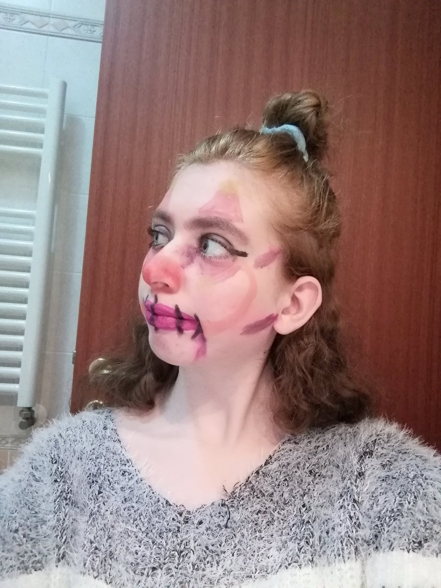 Ser_Sartorius's tweet image. I got a little with what I had at my fingertips.
I don't really like it but okay I tried and it's not entirely bad :-)
@LiamPayne
#LPact3 
#LPMakeUpComp