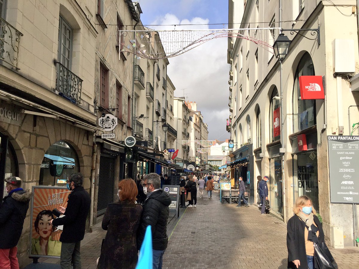 Nanteshype's tweet photo. ⌚️ Profitez des boutiques, terrasses...du #CentreVille de #Nantes au grand air ☀️ 😷 avant le #confinement2. https://t.co/NugaLTYt4O
