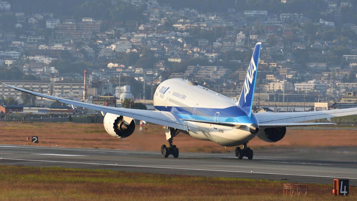 t200802KN's tweet photo. HNDへ向けて離陸する、ANAのボーイング787。

#全日空の日 
#伊丹スカイパーク https://t.co/RsibE2ET8V