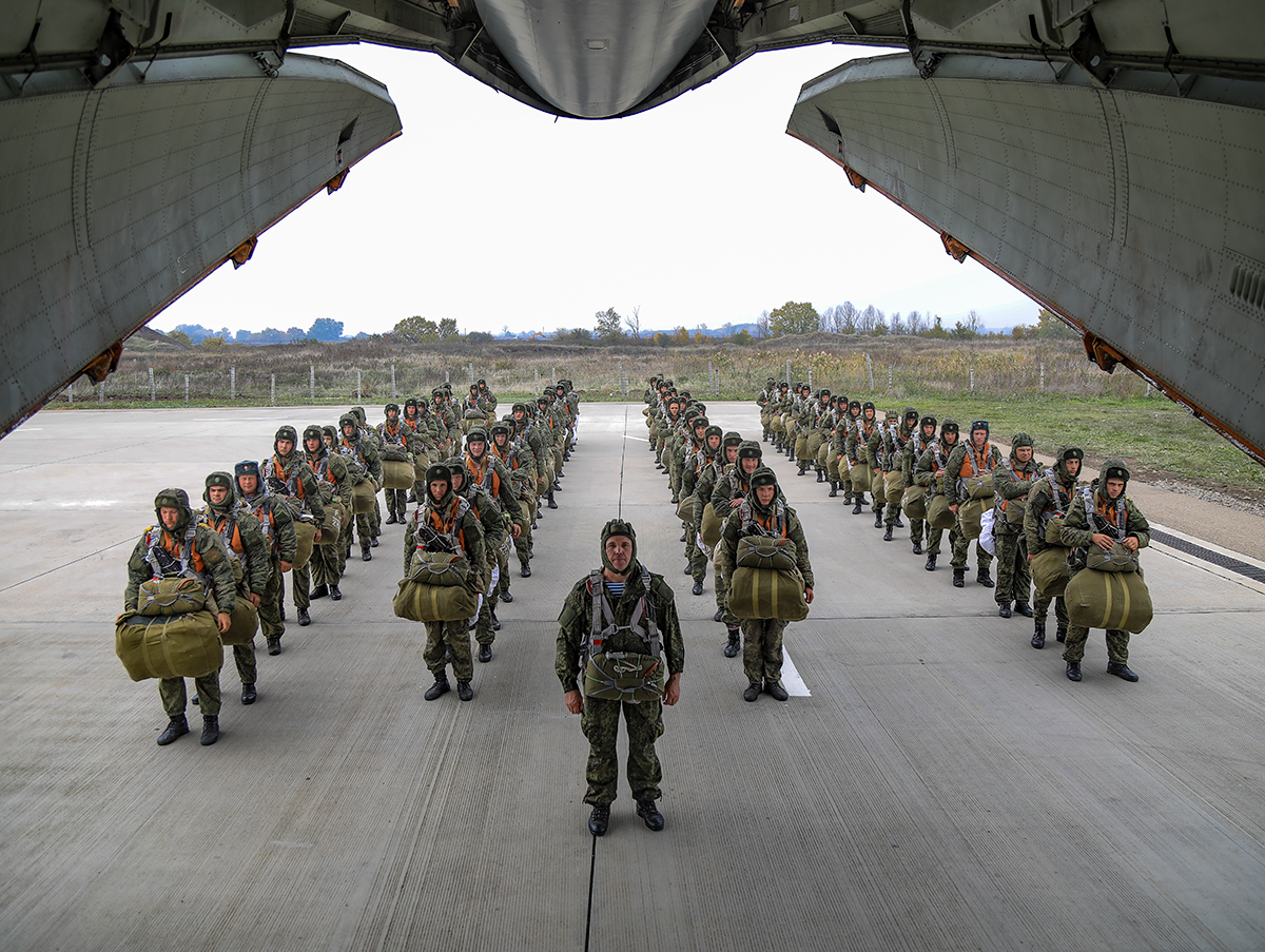 Ведет россия войска. Нагорный Карабах ВДВ. Военные учения. Российские войска. Российские военные.