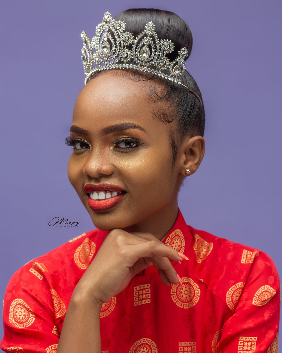 CitizenBrenda's tweet photo. Even on that throwback vibe AM STILL QUEENING 👑👑👑 https://t.co/x5bV5GvDjx