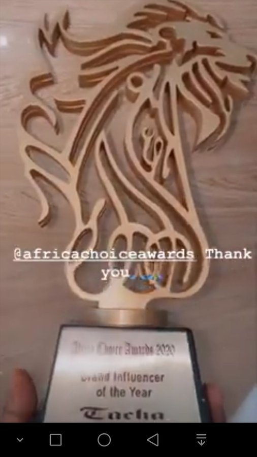 __shinaayo's tweet photo. Titans 
The award is finally here 💃💃💃💃💃💃💃
Congrats once again Queen @Symply_Tacha
#MyTachaJourney https://t.co/XWqgEwwKgH