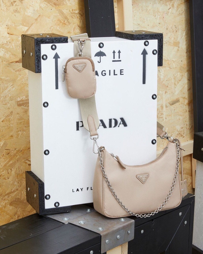 Prada Japan アーカイブのバッグから着想を得た プラダ リエディション バッグ アイコニックなスタイルや丸みのある新しいシルエットなど豊富なバリエーションが公式オンラインストアでご覧いただけます T Co 3sxtojmbwc プラダ