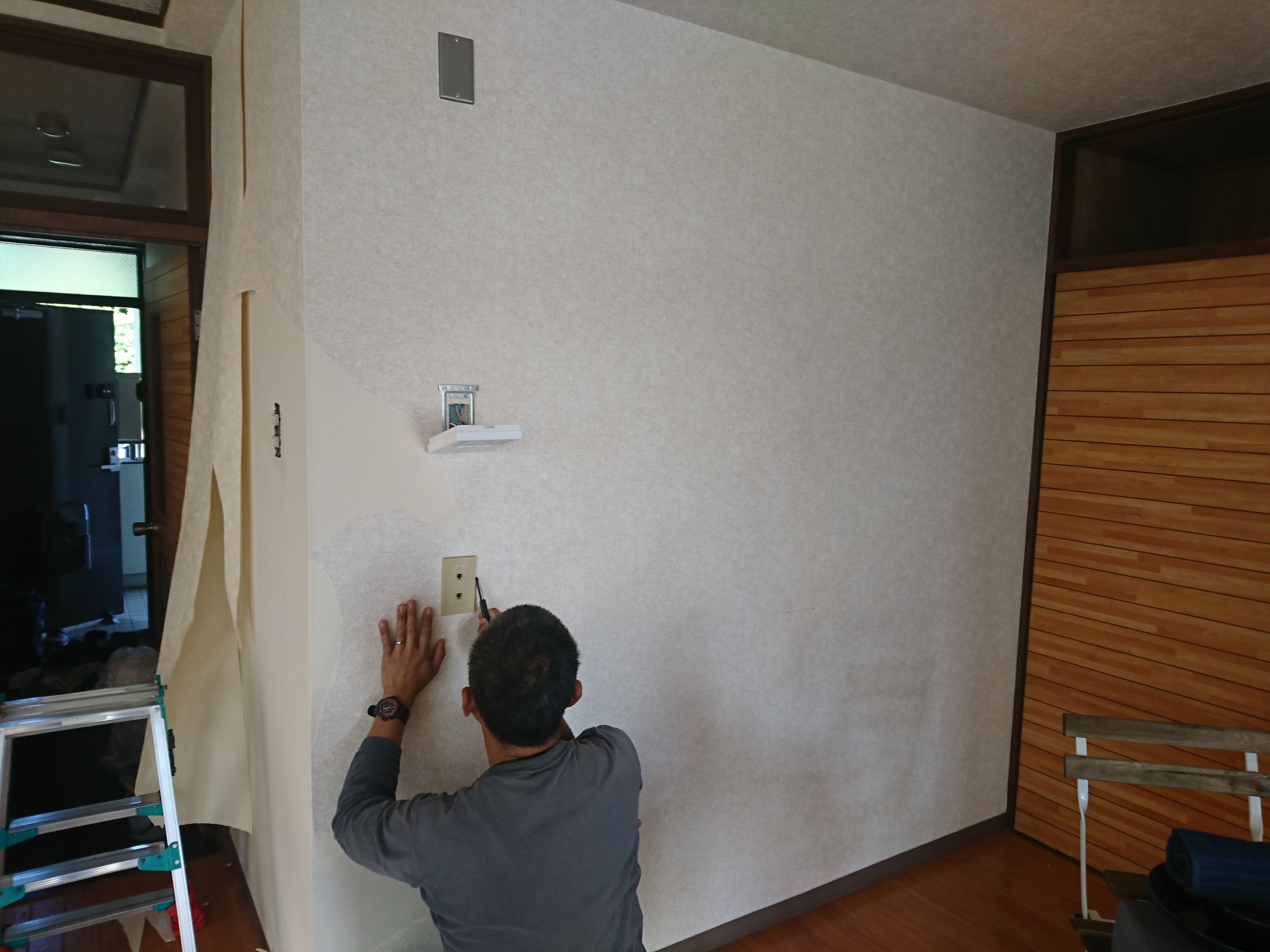 ブレインワークス クロスの張替えならお任せください 壁紙を新しくして 気分を上げてみてはいかがですか クロスの補修も承っております ハウスクリーニング岐阜 エアコンクリーニング 岐阜 家事代行 岐阜 クロス の張替え 補修 T Co