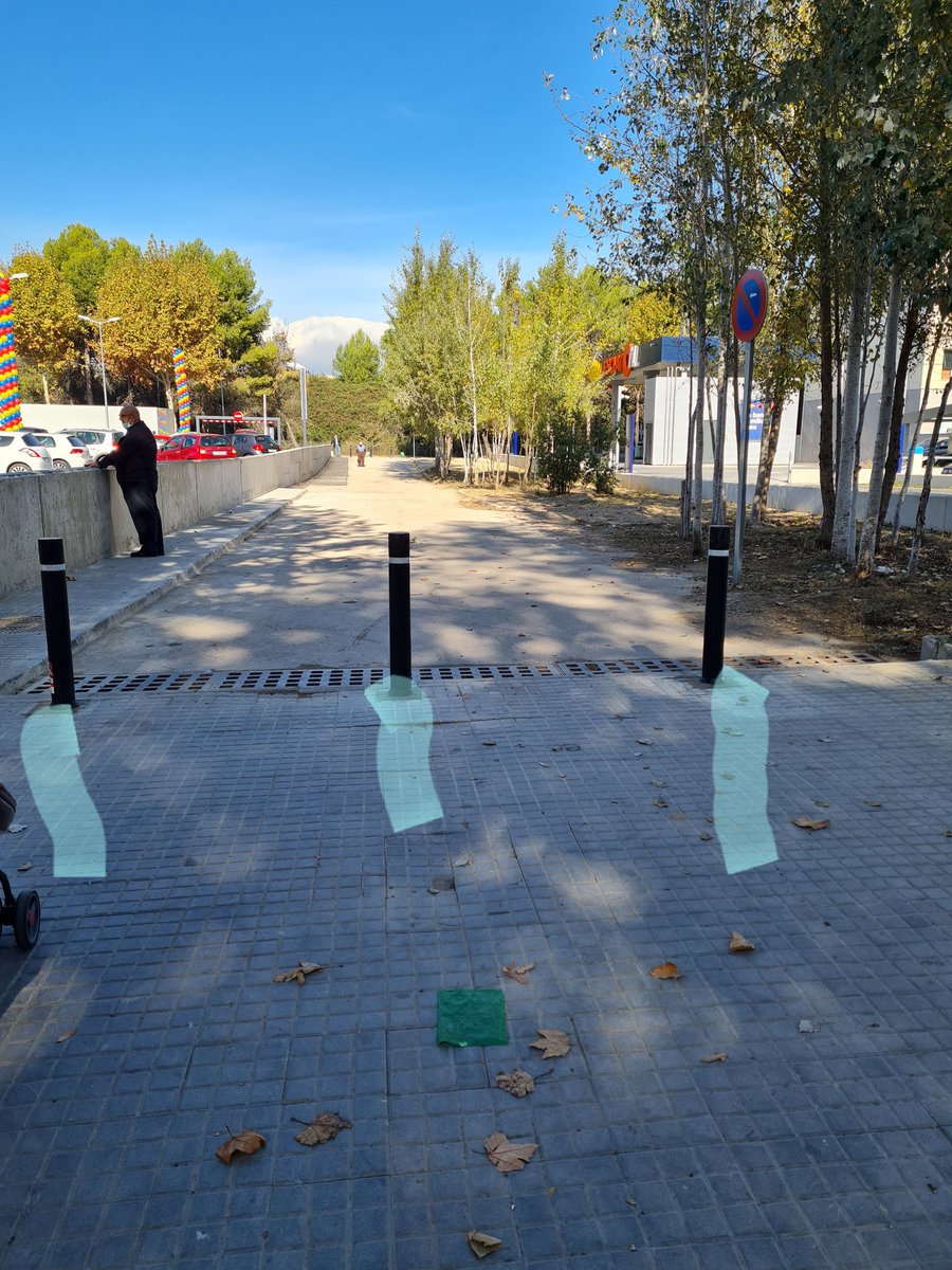 AVCANBORRELL's tweet photo. Avui hem començat amb una reindivicación #veïnal que té un objectiu, l'ordenació d'aquest espai per als #veïns . Si el començament és col·locar uns pivots 🚙🚚  benvinguda la idea. Esperem que no quedi en un espai oblidat per l'@MireiaDMollet del l'@ajmollet de #mollet https://t.co/aHpa0KV9TD