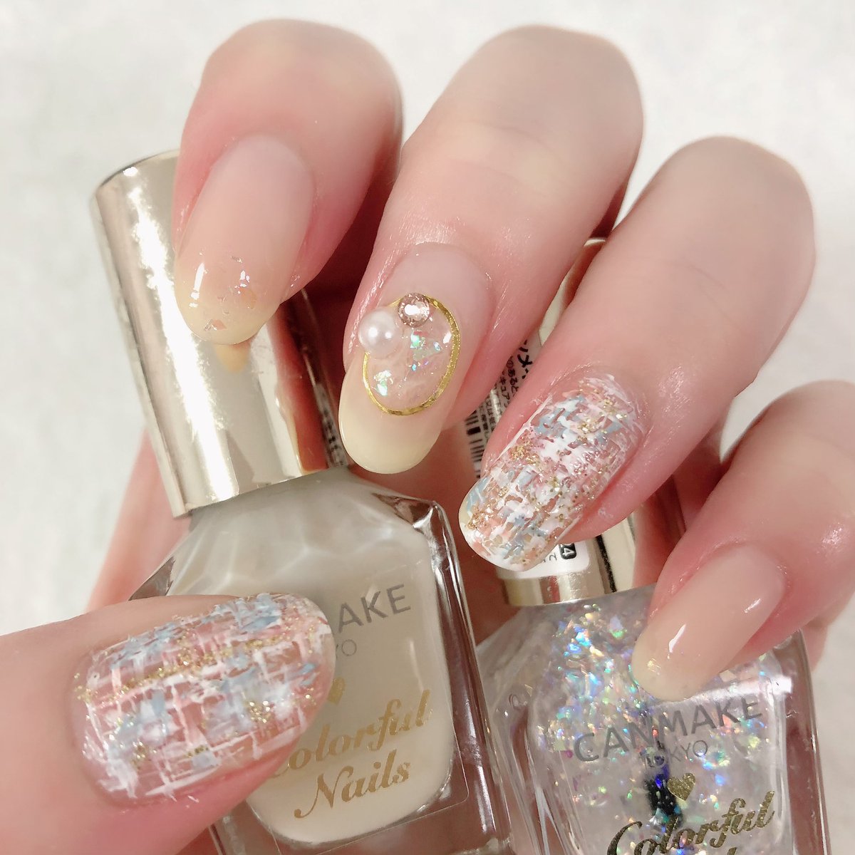 最近好きなのが手書きツイードネイル?
ネイルホリックのアートペンが優秀✨
ベースカラー塗って、ネイルホリックアートで線を引き、その上から好きな色で色を混ぜていきます。4枚目に若干やり方のせました。
#セルフネイル 