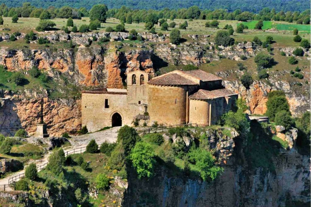 ReservaDuero's tweet photo. No sabes qué hacer este fin de semana?. Reserva Duero os propone una escapada a las @hocesdelduraton. Además de su extraordinario paisaje, podéis visitar la Cueva de los Siete Altares (el templo cristiano más antiguo de la provincia de Segovia). https://t.co/UEQaxlLicm