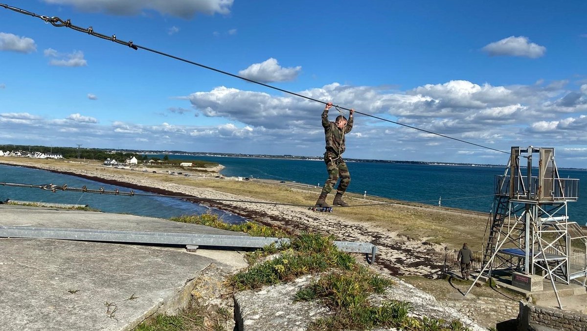 armeeszoneouest's tweet photo. #PrepaOps #SoldatsdelaNation
Afin de se préparer à être à la hauteur des chocs futurs, près de 40 soldats de la 4e cie du #2RIMA ont renforcé leur esprit guerrier lors d'une semaine intensive d’aguerrissement au fort de Penthièvre dans le Morbihan (56). https://t.co/5N5Lvd2177