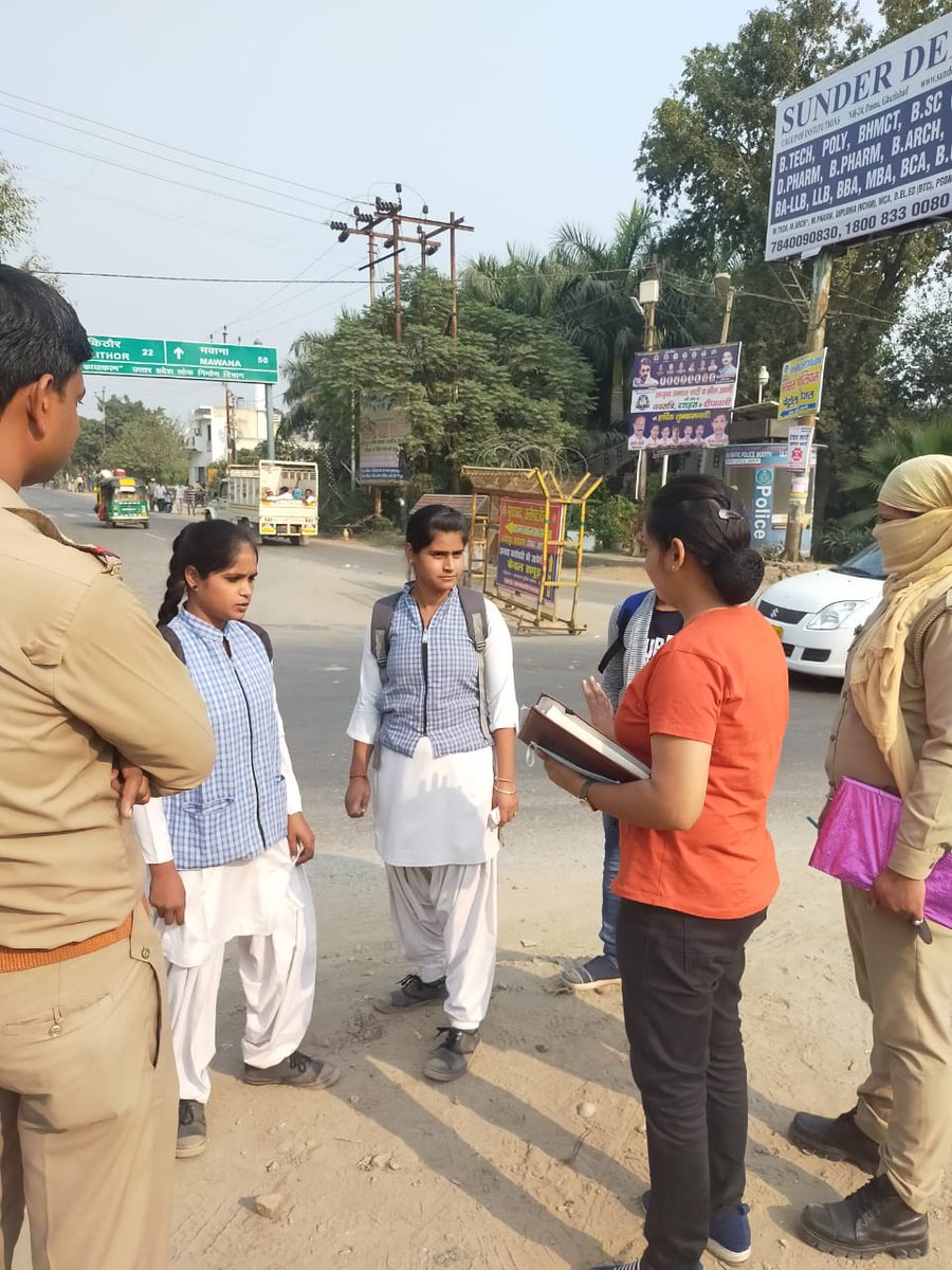 pshapurdehat's tweet photo. एंटी रोमियो स्क्वाड प्रभारी एवं पुलिस बाल कल्याण अधिकारी सब- इंस्पेक्टर अनुराधा मय टीम के स्कूली छात्राओं को मिशन शक्ति के अंतर्गत वूमेन पावर लाइन 1090 महिला हेल्पलाइन 181  पुलिस आपातकालीन सेवा 112 चाइल्ड लाइन 1098  आदि के संबंध में जागरूक करते हुए ।
@hapurpolice @igrangemeerut https://t.co/ynEPcyWdow