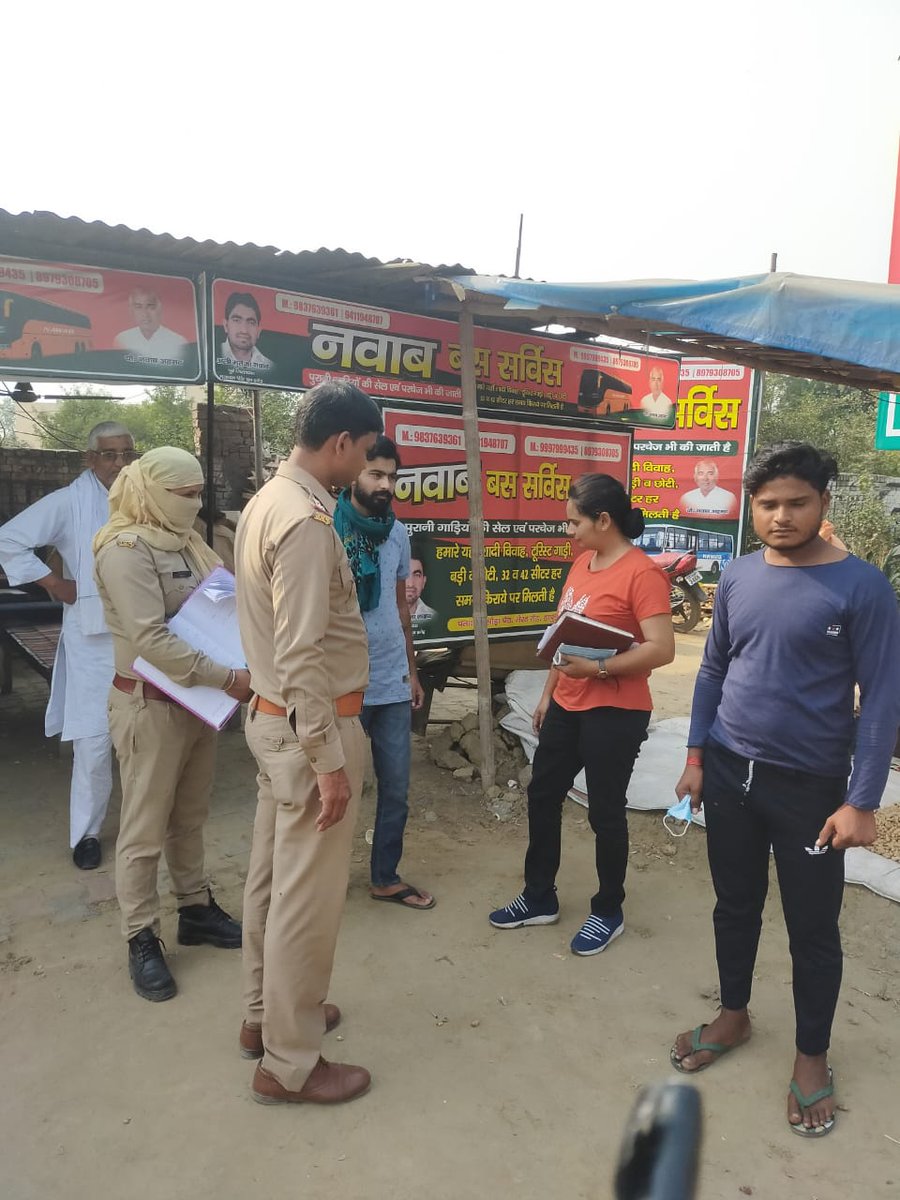 pshapurdehat's tweet photo. एंटी रोमियो स्क्वाड प्रभारी एवं पुलिस बाल कल्याण अधिकारी सब- इंस्पेक्टर अनुराधा मय टीम के स्कूली छात्राओं को मिशन शक्ति के अंतर्गत वूमेन पावर लाइन 1090 महिला हेल्पलाइन 181  पुलिस आपातकालीन सेवा 112 चाइल्ड लाइन 1098  आदि के संबंध में जागरूक करते हुए ।
@hapurpolice @igrangemeerut https://t.co/ynEPcyWdow