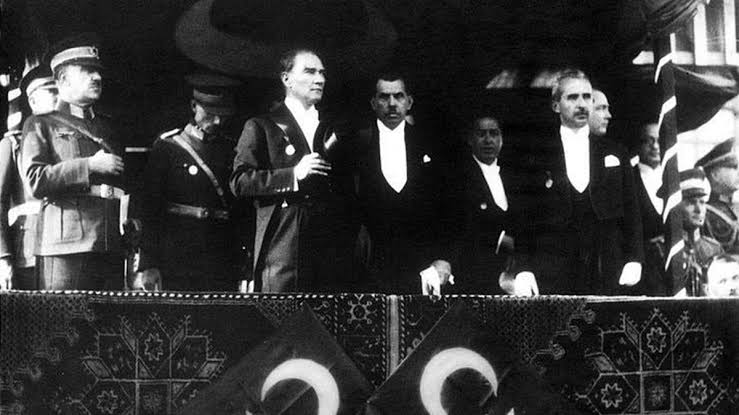 Devrimlerin ile bir Orta Doğu ülkesinde nefes sağladığın her kadın, her kız çocuğu, her insan, her hayvan cumhuriyet için Teşekkürler..
#29EkimCumhuriyetBayrami #Atamİzindeyiz