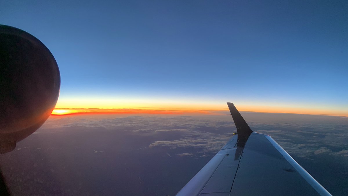 Flexjet's tweet photo. #DidYouKnow that Flexjet has transported its own pilots to their flight assignments since March. Not only does the effort reduce their exposure to COVID-19, but they get #sunset #wingviews like these. 

📸  by #Flexjet #Phenom300 👨🏻‍✈️ Steven Shuster https://t.co/18s6kKCDC4