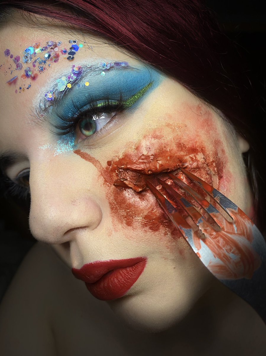 SalyAnton's tweet photo. Tarde unas 2/3h en hacerme este maquillaje, se que no está perfecto...pero si pudierais dar RT para que más gente lo vea os lo agradecería mil 🥰🙏🏻🧜‍♀️ https://t.co/x1PF3sajZl