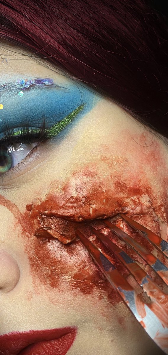 SalyAnton's tweet photo. Tarde unas 2/3h en hacerme este maquillaje, se que no está perfecto...pero si pudierais dar RT para que más gente lo vea os lo agradecería mil 🥰🙏🏻🧜‍♀️ https://t.co/x1PF3sajZl