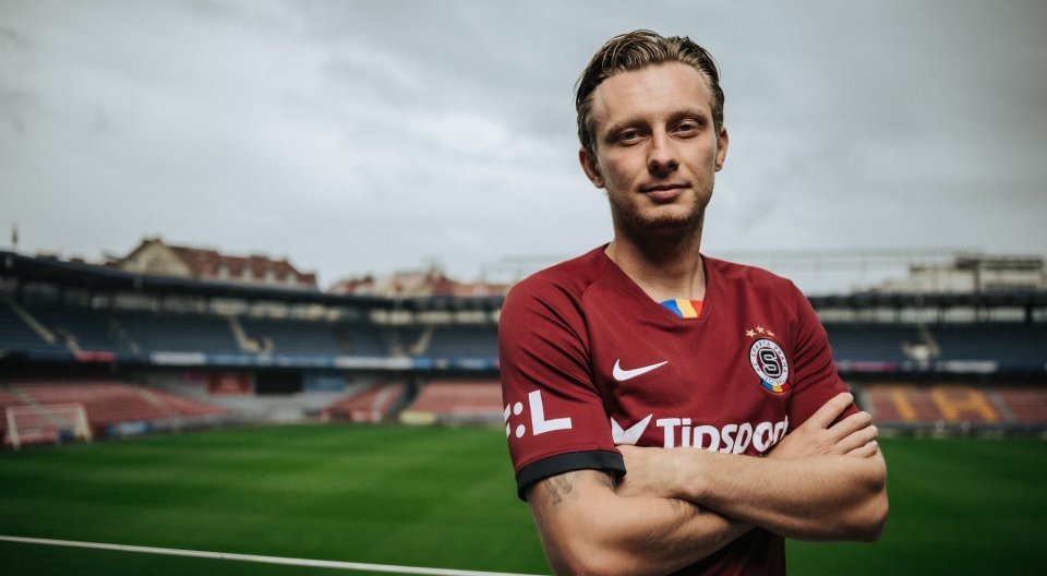 Left Back: Ladislav KrejčíA man you might know well. He played for Mihajlovic' Bologna last year. He's a left winger but played as a left back in Bologna aswell. He's fast, good dribbler and a fantastic crosser. One to look out for for sure.