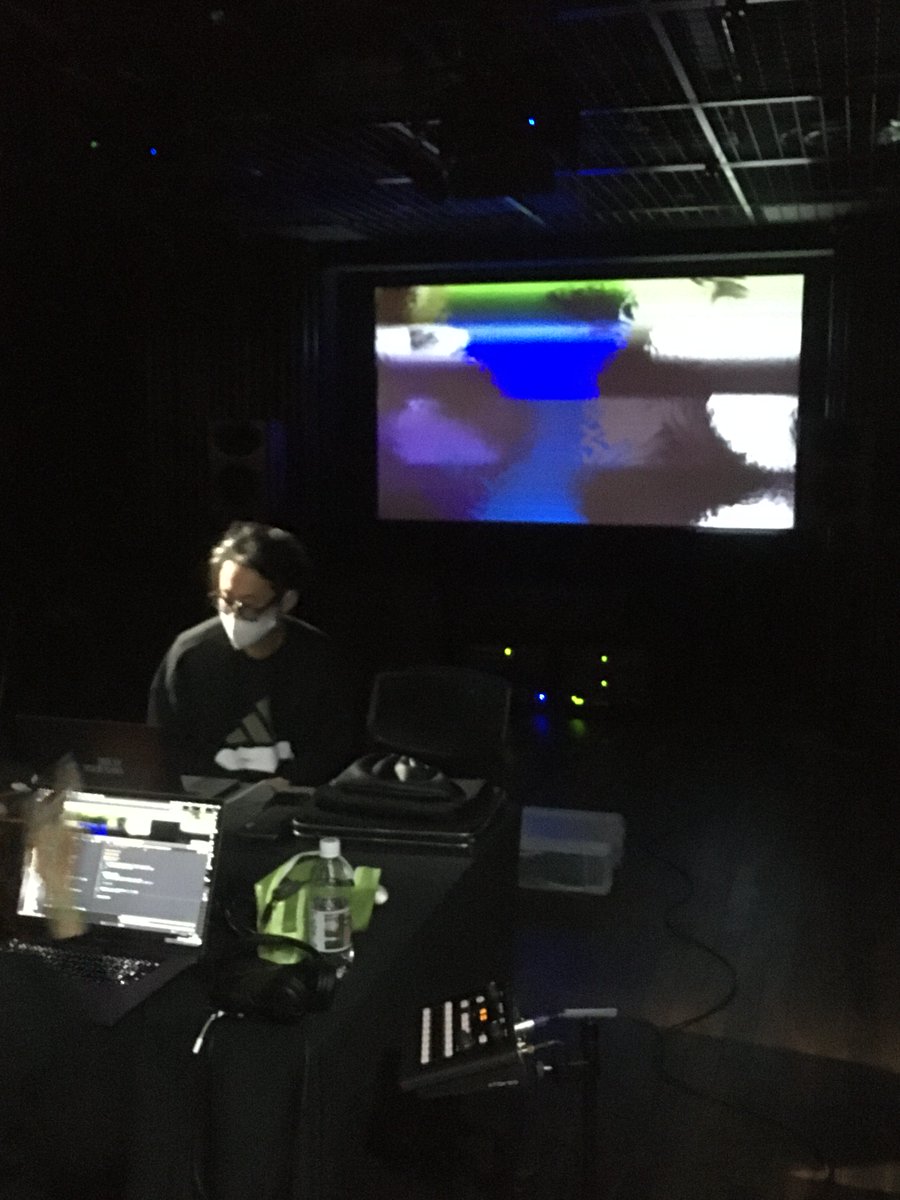 evala_SbYE's tweet photo. 本日の仕込み風景をチラッと。日中はさらなる音の収録、そして映像チームと。飛行機でのテイクオフから海外へ、日本の祭へ。これは間違いなくものすごくかっこいいものになりそう!!!制作スタッフも楽しみでなりません👂👂👂
#seebyyourears
#SbYE
#evala
@rittor
https://t.co/pQQwP7epi8 https://t.co/lHErb8BNN5