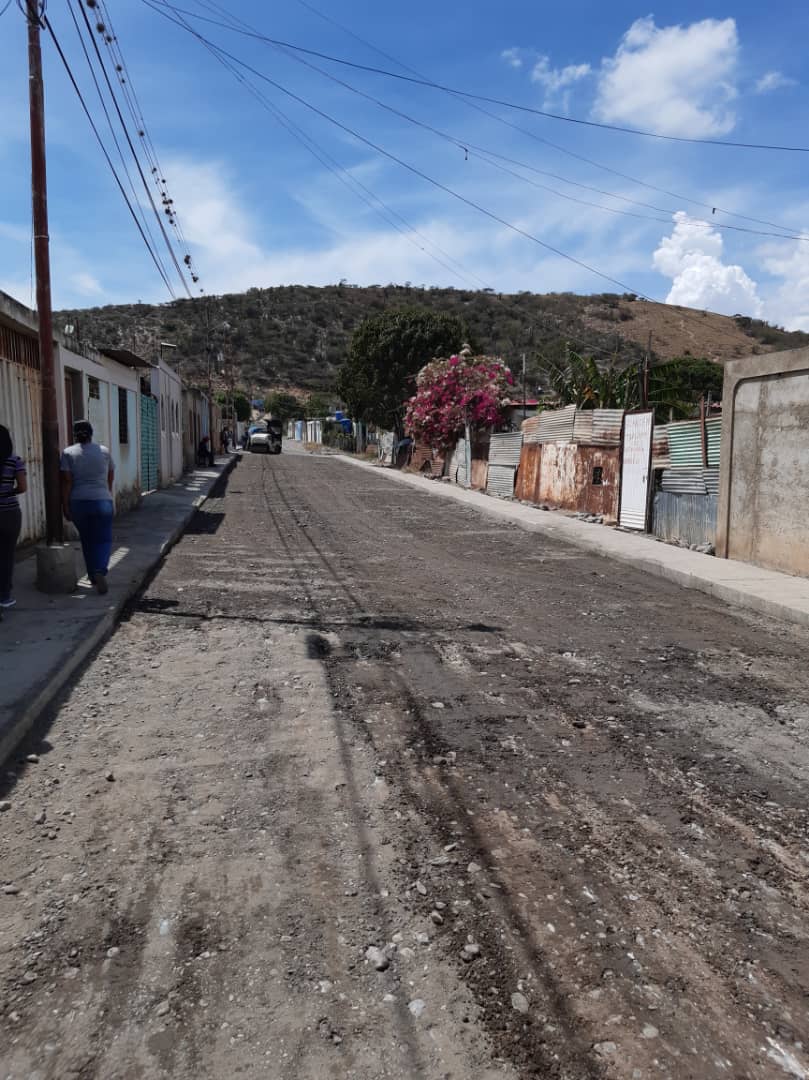 OSTEstadoLara's tweet photo. #NotiRuedas🚍||📢Gracias a las gestión del Alcalde @LuisJonasReyes se está rehabilitando las calles y avenida de la Comunidad los Pocitos, en la Combativa Parroquia Guerrera Ana Soto
@amtteniribarren 
@linoalfredorch1 
@fonturlara 
@claudiorfarias 

#VenezuelaUnidaYEnBatalla https://t.co/SQnVbj6Om8