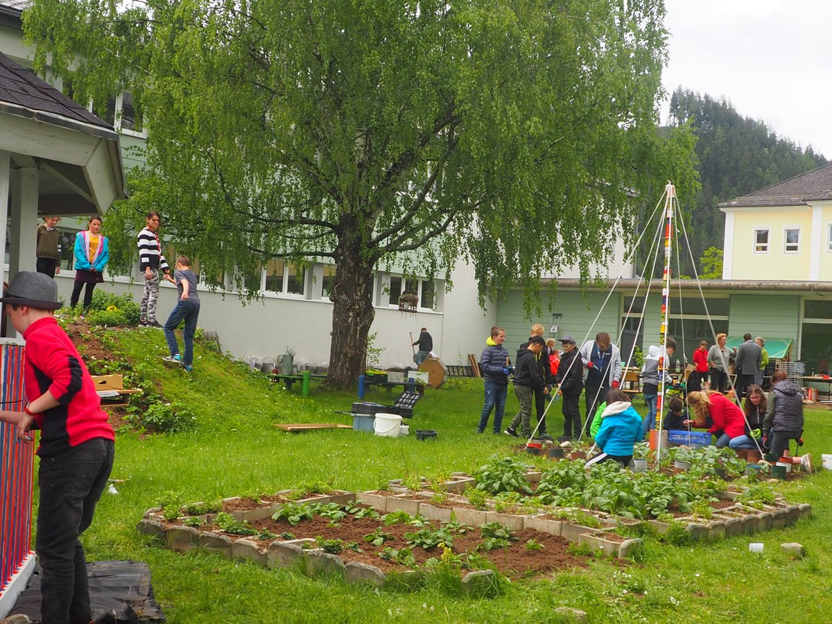 9/9Our  @EUErasmusPlus project ‘Let Us Grow Our Own Green Future’  https://2gardens4learning.eu : working with Austrian partner school 'NMS St. Michael' to raise the profile of our  #schoolgardens & encourage purposeful  #outdoorlearning experiences  @BredonHAcademy.  #ArtintheGarden 