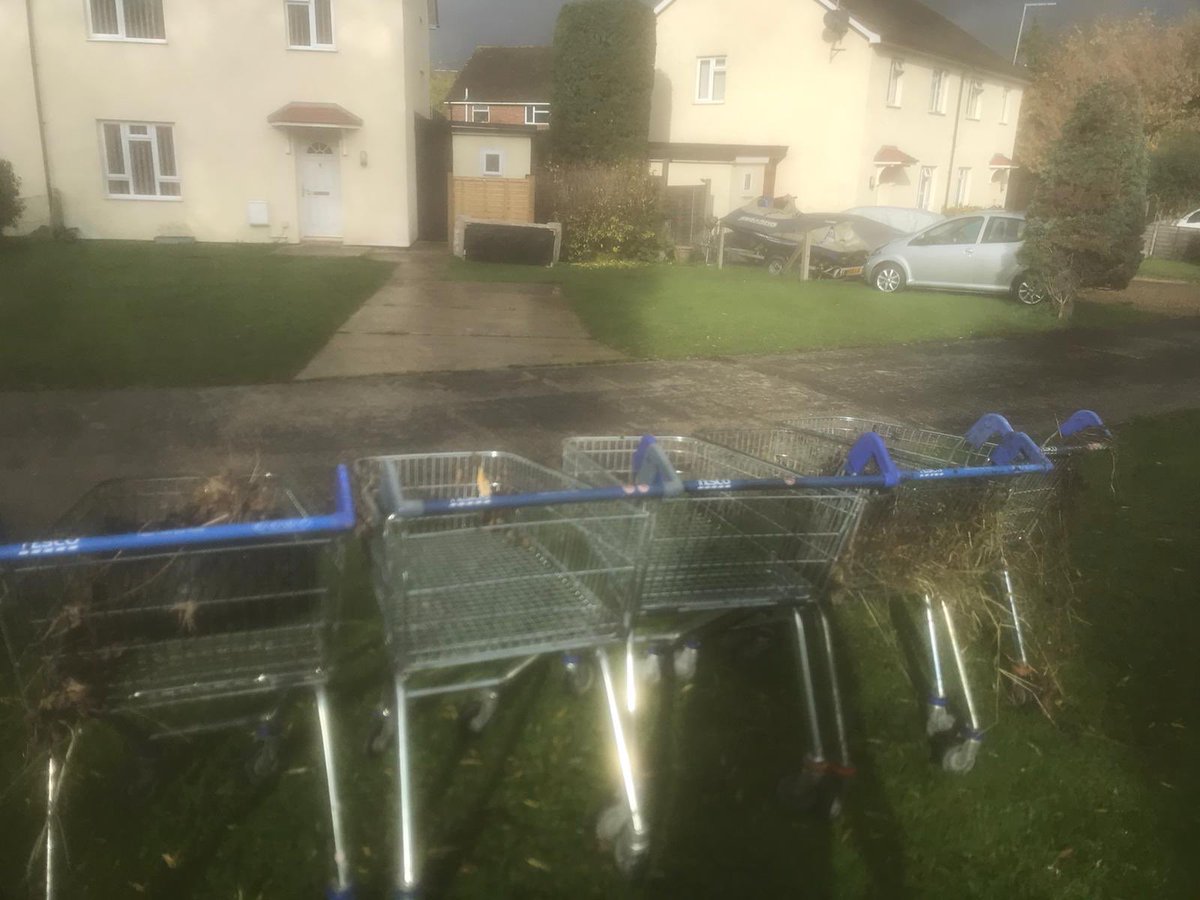 johnoflynnEA's tweet photo. While completing maintenance of #StanbridgeStream nr Borough Grove @Petersfield_TC, #EastHantsFieldTeam removed these @Tesco trolleys.They could cause serious local flooding & dumping them in the river is illegal #flytipping. Pls think 1st. #floodaware @EastHantsDC @hantsconnect https://t.co/P5cyhAcoe8