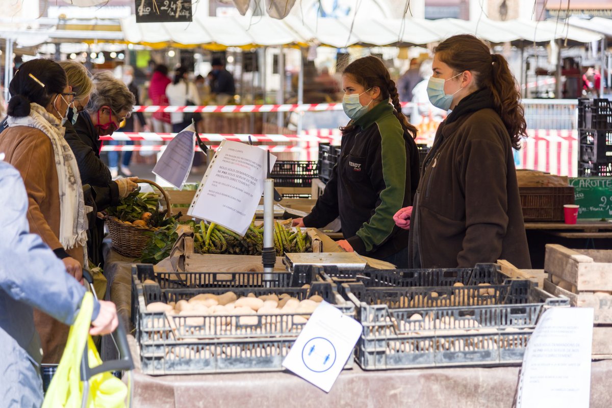 🍅La Ville de #Versailles garde ses #marchés ouverts jusqu'à nouvel ordre. Nous rappelons que le respect des gestes barrières et le port du masque sont obligatoires.