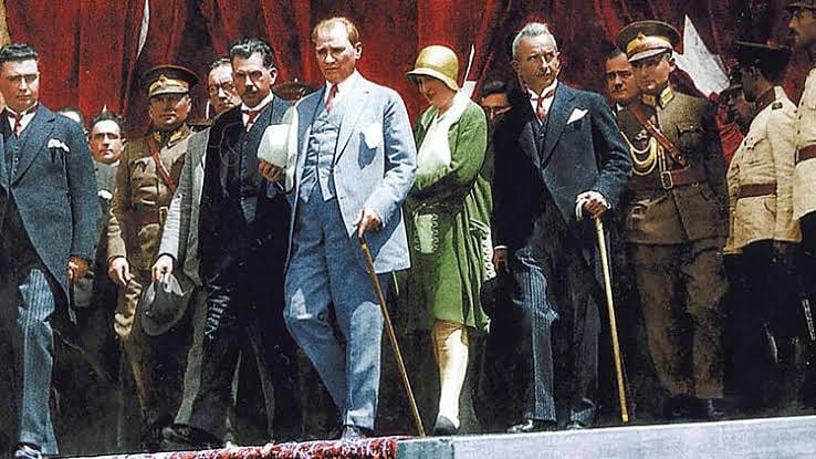 "Cumhuriyet sizden fikri hür, vicdanı hür, irfanı hür nesiller ister." 29 Ekim Cumhuriyet Bayramımız kutlu olsun!