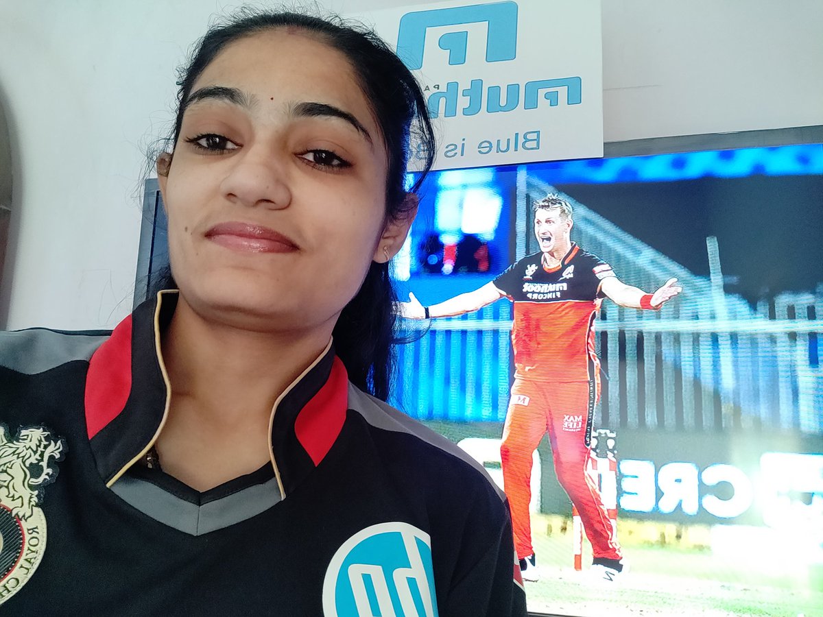 ImPriyanka199's tweet photo. @MuthootIndia Die heart fan of #RCB 
cheers for RCB every season ❤️❤️❤️❤️
We will win🏆 

#HappinessHaiInterestFree @MuthootIndia
#RCB2020 #CricketFever #CricketLover #CricketForLife #ViratKohli #KohliFans #LoveKohli #CricketMatch #Gold #PlayBold 

@Priti_Rathod123
@sagarzala3060
@zala_vanita https://t.co/LgbdPAjfxD