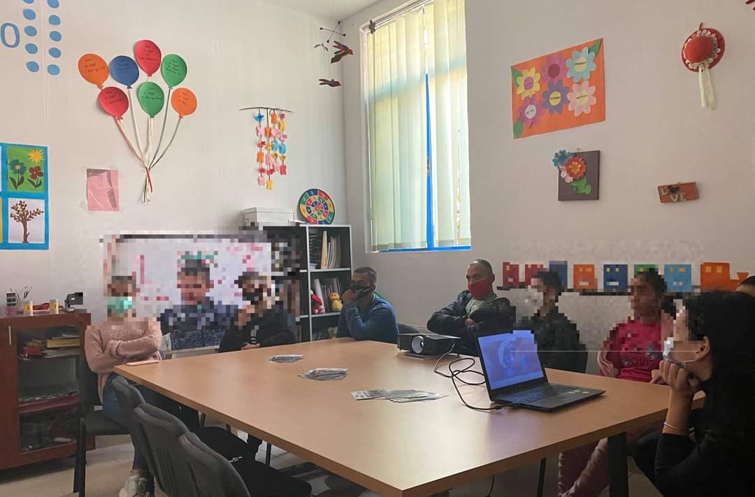 Nisma_ARSIS's tweet photo. “Movie Day” ishte aktiviteti që #NismaARSIS realizoi së fundmi me fëmijë e të rinj, frekuentues të qendrës ditore "Shtëpia e Ngjyrave". 

Filmi, me subjekt fenomenin e trafikut njerëzor solli më pas diskutim lidhur me format e rekrutimit dhe mënyrat se si mund mbrohemi. https://t.co/dvM08f0M0G