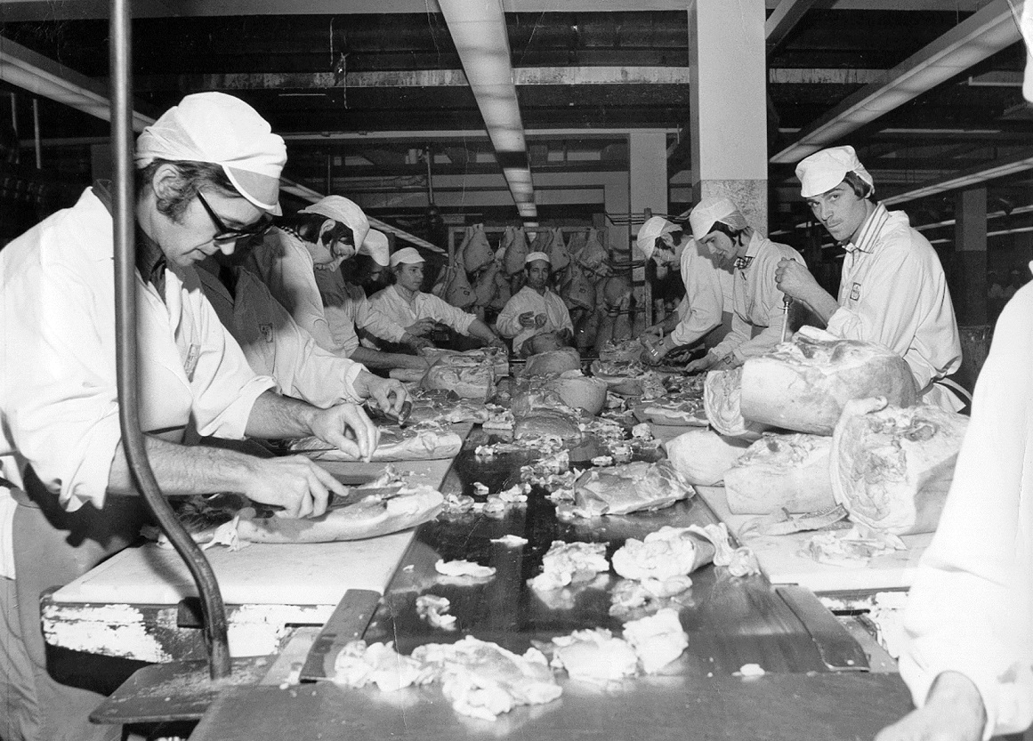 livingarchive1's tweet photo. The butchery department, Scot Meats of Bletchley, 1970s.
Find out how Living Archive MK preserves your local memories here: https://t.co/waFNqPoT1w
#LoveMK #history #heritage #archive #documentaryphotography #britishculture #scotmeats #bletchey #1970s #nationalsausageweek https://t.co/40g327edpF
