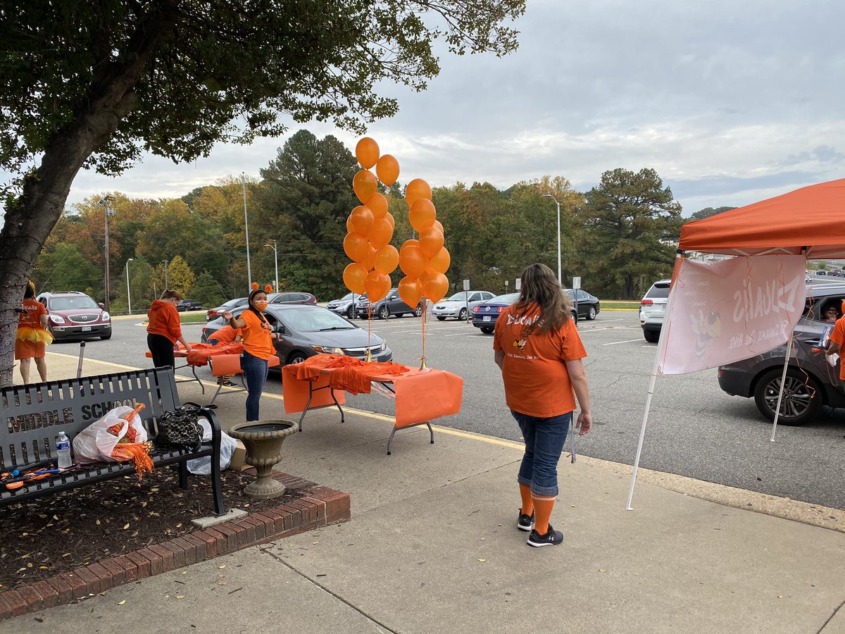 dziuba_jamie's tweet photo. Huge shout out to everyone who came to help welcome our newbies!!! #ORANGESWARM #DUCALIS https://t.co/WwiaXw2yg4
