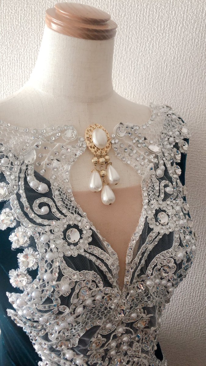 ドレスレンタル👗

NAZAR製の上品なドレスです✨

ボディ部分はベロアなので華やか＆大人っぽく、
ウエストのベルトとモチーフがスタイルをよく見せてくれます☺️

対応身長:160cm〜