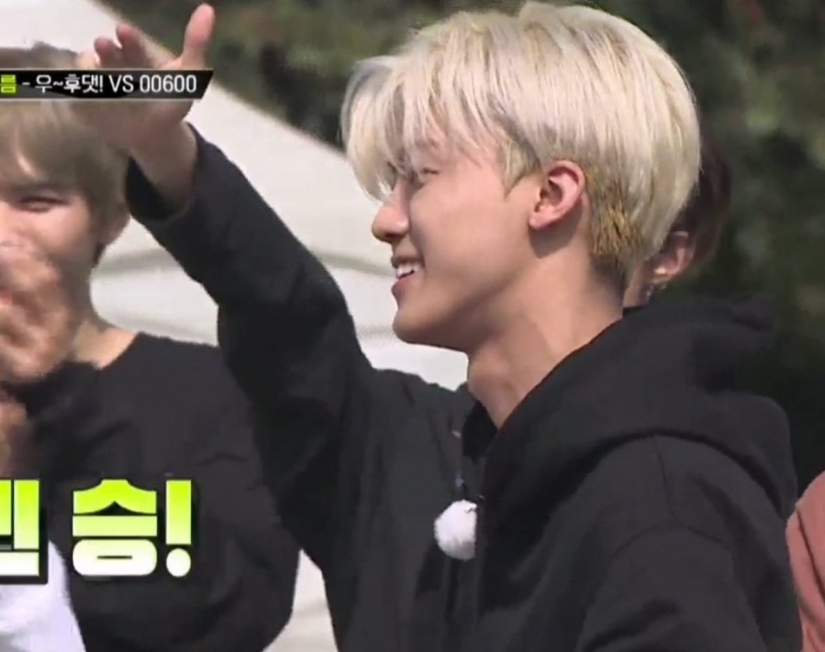 เขานิ่งๆยิ้มๆอะ​ กุอยากจะร้องไห้​ ทำไมเขาเท่ขนาดนี้