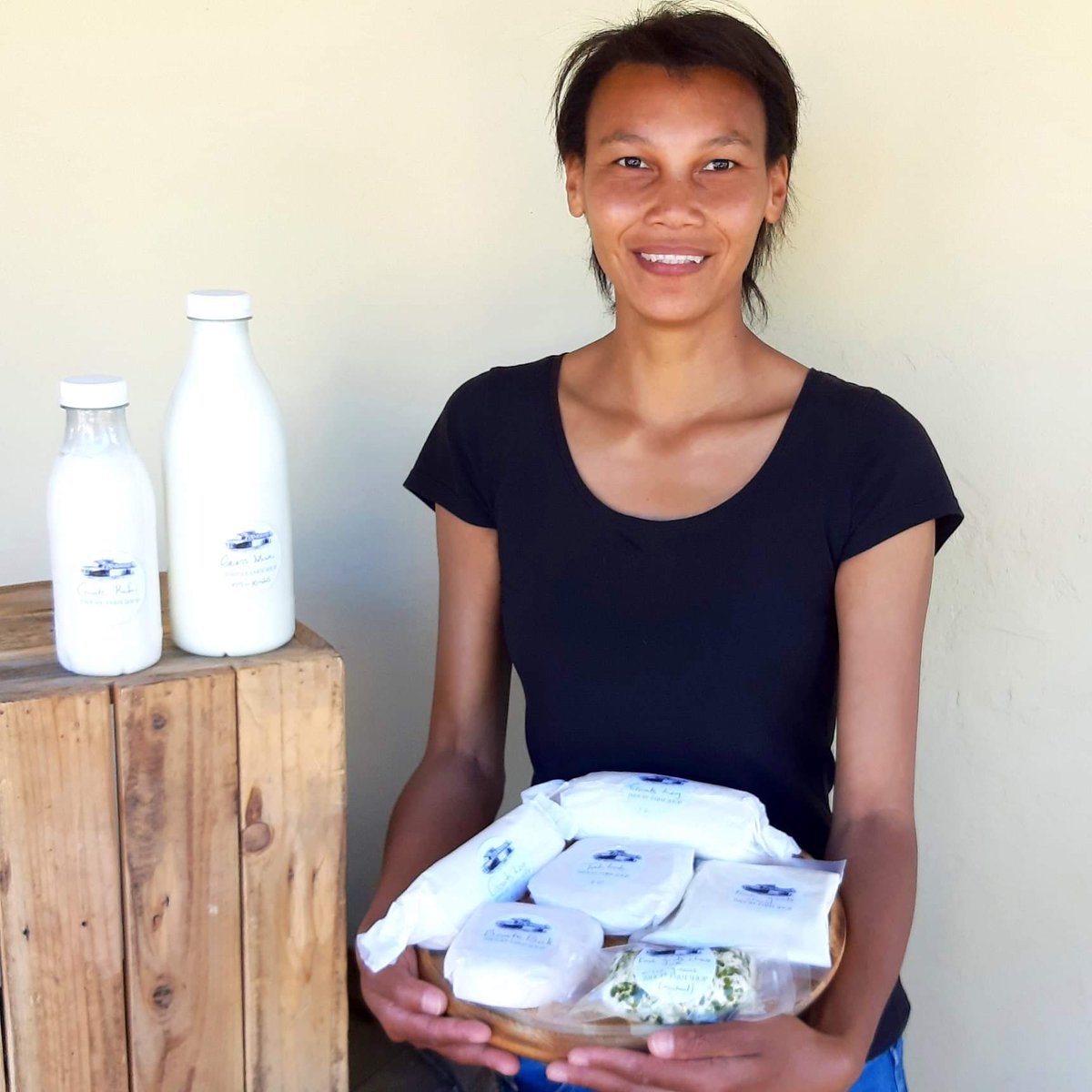 cherylroberts00's tweet photo. Yeah, she makes cheese! Meet cheesemaker Geneve Braaf from Cape Town. She works at Imhoff Farm in Cape Town and has been trained as a cheesemaker. You can get her cheese at the farm stall. Hopefully, Geneve Braaf can establish her own cheese factory, one day. (Pics by #ImhoffFarm https://t.co/U3OT6UncN4