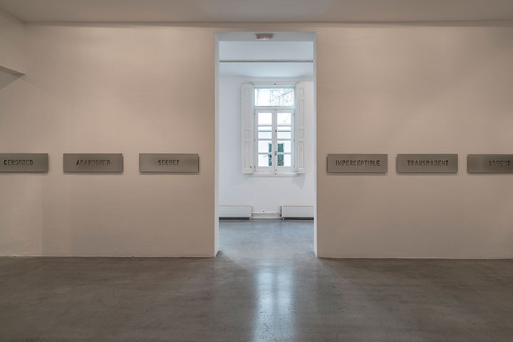 Hoy hemos sabido que Ignasi Aballí, a quien pudimos ver hace muy poquito en <a href="/GaleriaEB/">Galería Elba Benítez</a>, representará a España en <a href="/la_Biennale/">La Biennale di Venezia</a> en 2022. 
Presentará el proyecto "Corrección", una intervención que trastocará memorias y espacios y será comisariada por <a href="/bea_espejo/">Bea Espejo</a>. ¡Enhorabuena! 👏