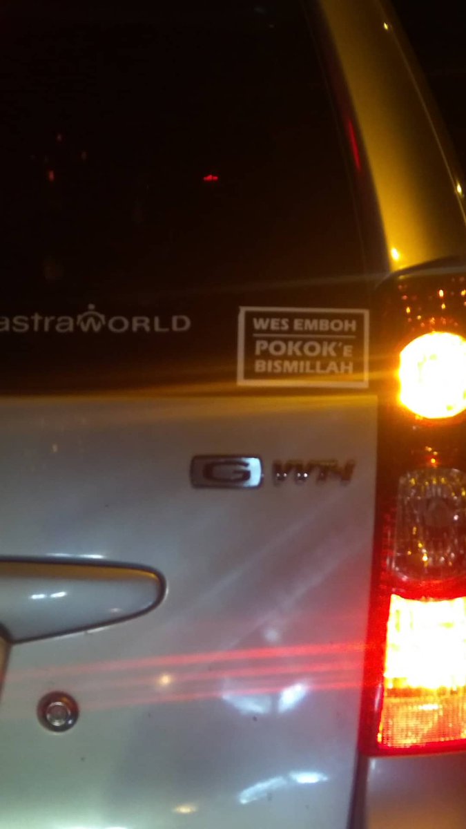 tuktuk rodanya tiga..
ibadah yg khusyuk agar selamat di alam baka..

jangan kenceng kenceng nanti gak bisa pulang gannnn gak ada putar balikan di jalan solo......