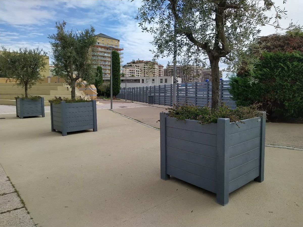 plas_eco's tweet photo. Le #PlastiqueRecyclé habille la côte méditerranéenne avec des jardinières, bancs, corbeilles, signalisations et palissades type persienne.
#Environnement #Ecologie #MobilierUrbain #DéveloppementDurable #MadeInFrance https://t.co/8rlEtQwWKJ