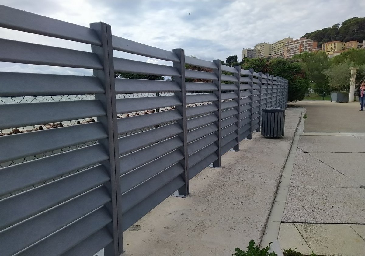 plas_eco's tweet photo. Le #PlastiqueRecyclé habille la côte méditerranéenne avec des jardinières, bancs, corbeilles, signalisations et palissades type persienne.
#Environnement #Ecologie #MobilierUrbain #DéveloppementDurable #MadeInFrance https://t.co/8rlEtQwWKJ