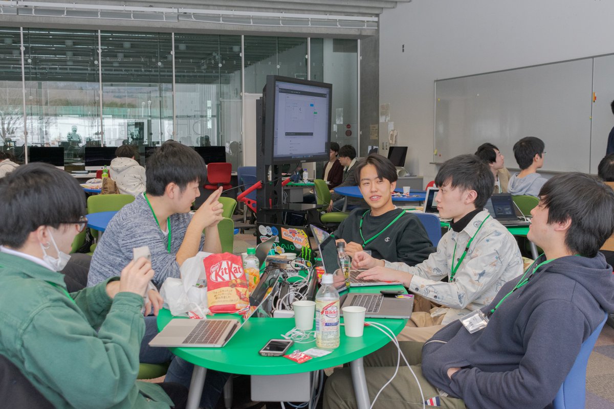 funlocks2020's tweet photo. 去年学内で行われたp2hacksの写真です🤳

Monsterタワーもそびえ立ってて、楽しい雰囲気が伝わってきます💞

今回のFunLocksはオンラインで行われますが、運営一同、去年のように楽しいハッカソン作りをしていく所存です！

是非参加してくださいね☺️

参加はこちらから↓
https://t.co/LfgNDDvKnv https://t.co/wqC2JvDNYX