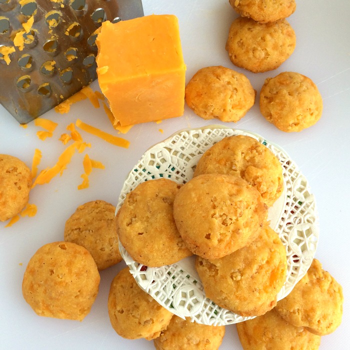 Shockinglydlish's tweet photo. CHEESE CRISPIES -- little 5-ingredient, airy, cookie-crackers, crispy, cheesy and just perfect to whet your appetite before a meal, or to stave off mid-afternoon hunger pangs. https://t.co/SXWqQVszIQ
#shockinglydelicious
#ProgressiveEats
#snacks https://t.co/baNnRQUD2r