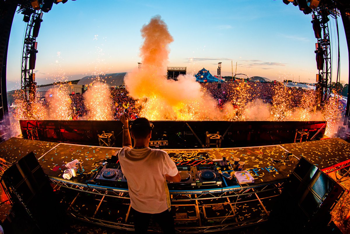 Creamfields's tweet photo. #CreamfieldsSunday @Disciples @afrojack @hannah_wants @MarcKinchen + Many many more! https://t.co/JtS1Gah3rf