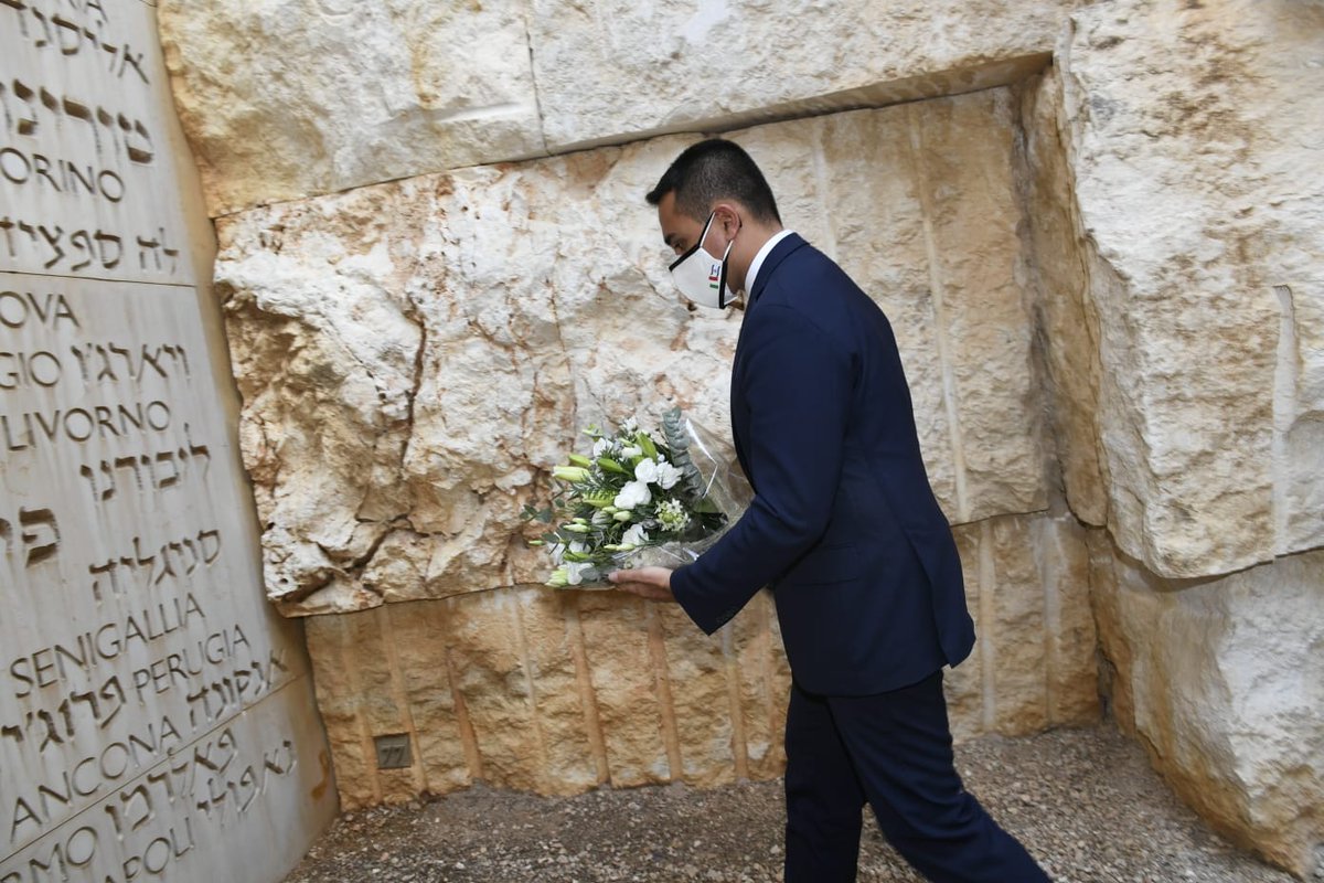 Il Ministro <a href="/luigidimaio/">Luigi Di Maio</a> durante la sua visita all'Ente nazionale per la Memoria della Shoah <a href="/yadvashem/">Yad Vashem</a> a Gerusalemme. Il luogo ritratto nella foto è un'area del memoriale dedicata agli ebrei italiani assassinati durante l'Olocausto.