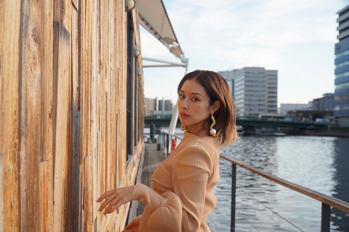 BENI_staff's tweet photo. 【BENI’s News】
2020.10.27 R-GLOW Launch Party
@lesliekeesuper さんに撮影していただいているところのオフショットとイベント終わりに会場で記念に1枚📷✨
#RGLOW
#BENI
#LeslieKee https://t.co/CsdElc7Oyh